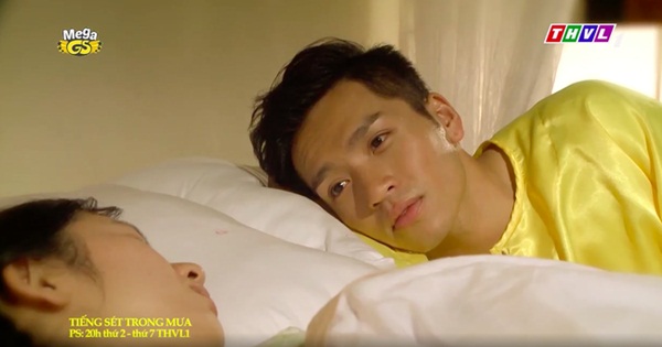 Tiếng sét trong mưa: Cảnh Xuân ngủ với Phượng đã tới, mẹ kế giúp con trai lột quần áo của Phượng-7