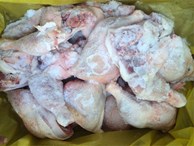 Thịt gà đông lạnh 21 ngàn/kg, nhập thoải mái không lo ép 'chết' gà nội