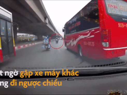 Camera bắt người đàn ông đi xe máy tráo đôi dép tổ ong-1