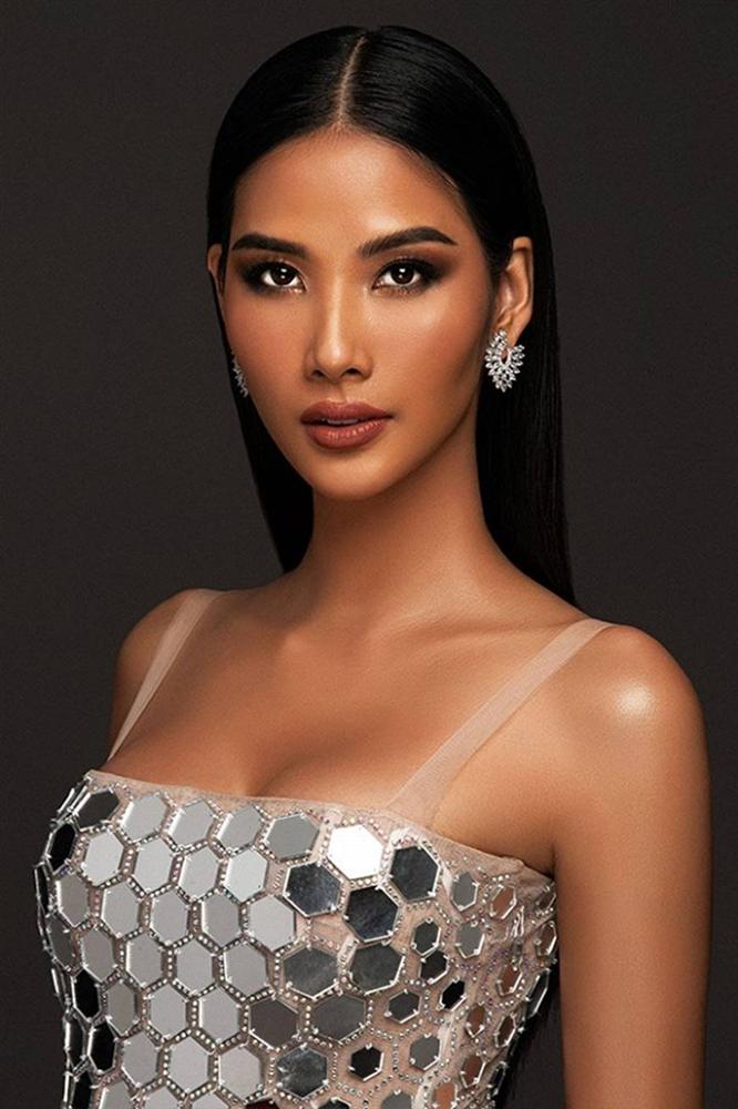 Mãn nhãn với bộ ảnh đầy thần thái của á hậu Hoàng Thuỳ trên trang chủ Miss Universe 2019-2