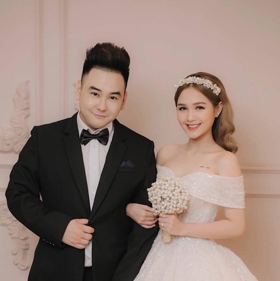 Streamer giàu nhất Việt Nam Xemesis mới tung ảnh cưới: Cô dâu kém 13 tuổi đẹp xuất sắc, chú rể xuất hiện đúng một lần-1