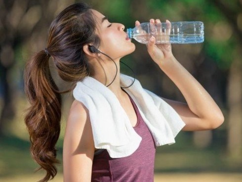 Cứ tiếp diễn những thói quen uống nước kiểu này sẽ khiến nội tạng của bạn bị tổn hại-5