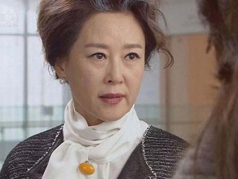 Mỗi khi không hài lòng mẹ chồng lại gọi thông gia để kể tội con dâu, đến lần thứ 5 thì bố tôi ra mặt khiến bà chừa hẳn