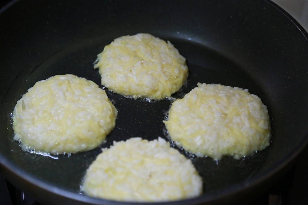 Tận dụng cơm nguội, làm bánh gạo chiên ăn ngon hết biết!-5