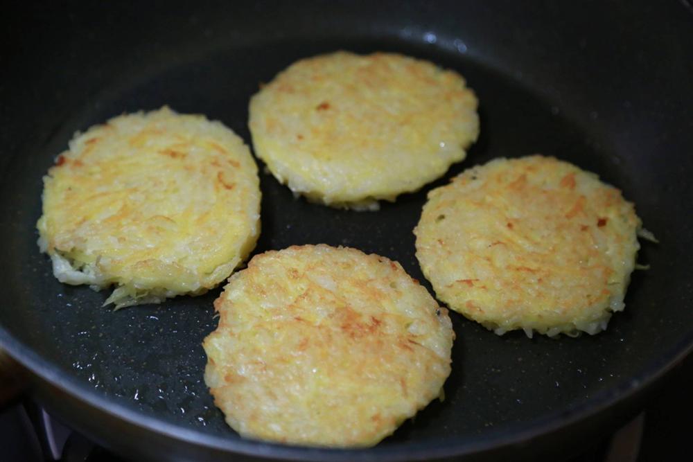 Tận dụng cơm nguội, làm bánh gạo chiên ăn ngon hết biết!-6