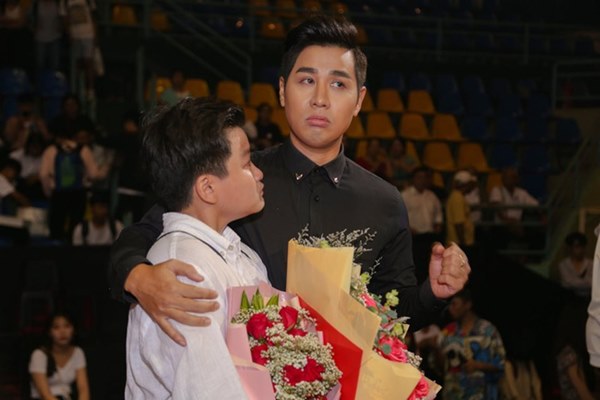 Từng chê bai MC Hoa hậu Hoàn vũ đọc sai kết quả, Nguyên Khang gặp sự cố tương tự và bị chỉ trích không kém-5