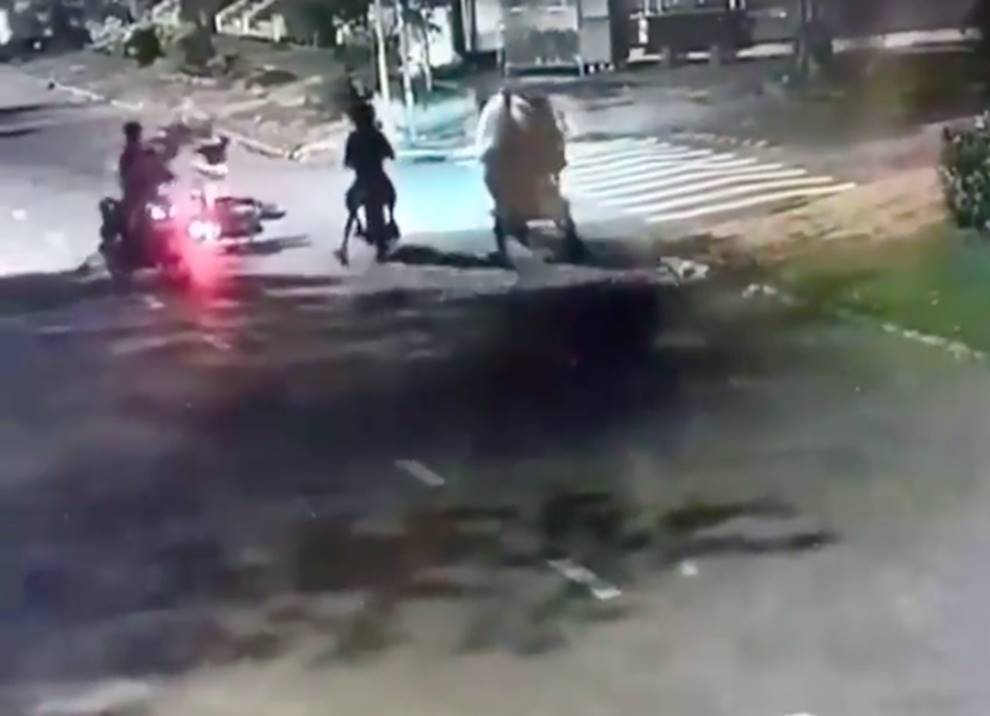 Camera ghi hình đôi nam nữ bị cướp xe ở Sài Gòn, dù dũng cảm chống trả quyết liệt băng giang hồ nhưng bất thành-2