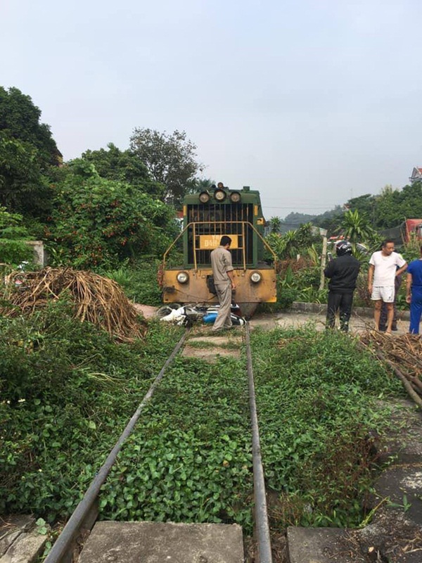 Xe máy chở 3 người bị tàu hỏa tông trúng, cháu bé 3 tuổi chui từ gầm tàu hỏa thoát chết thần kỳ-1