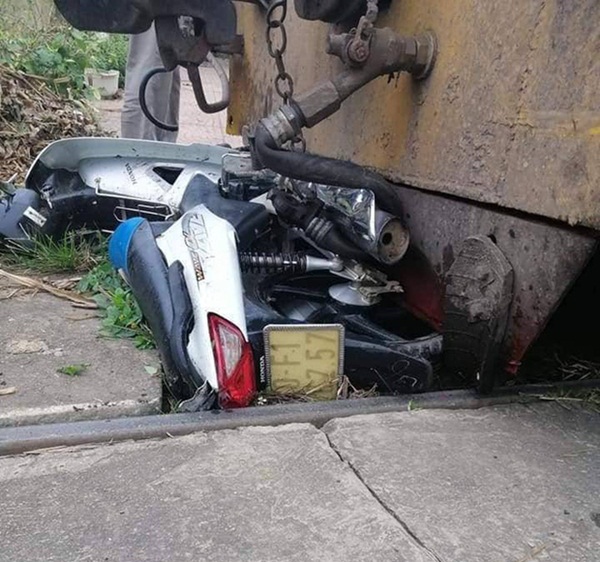 Xe máy chở 3 người bị tàu hỏa tông trúng, cháu bé 3 tuổi chui từ gầm tàu hỏa thoát chết thần kỳ-3