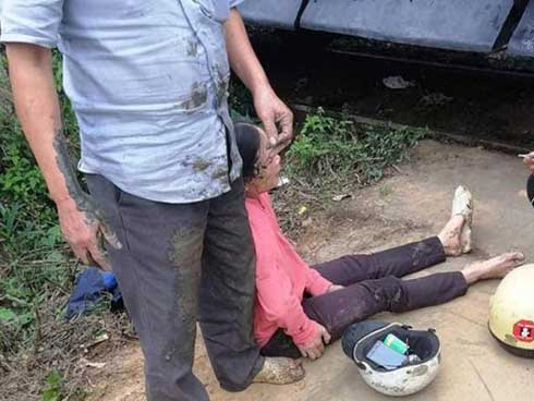 Người lái xe đạp suýt bị đoàn tàu tông khi băng qua đường-1