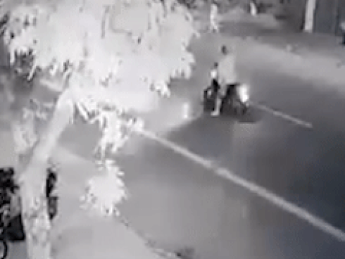 Ôtô đâm văng 2 bố con đang băng qua đường