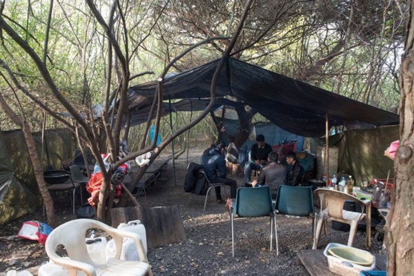 Báo Anh phỏng vấn 13 người Việt ở Pháp chờ nhập cư trái phép vào Anh: Lo sợ sẽ chết như 39 người trong container nhưng vẫn kiên quyết đi đến cùng-3