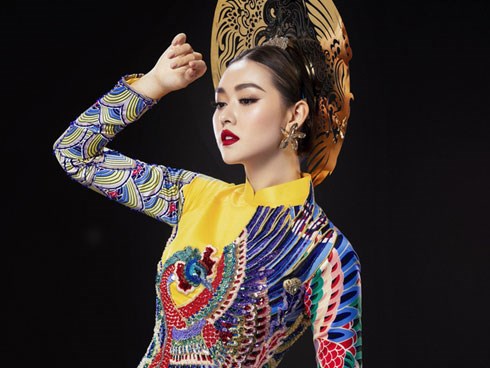 Vừa sang Nhật thi Miss International, Tường San đã tiết lộ hẳn 2 bộ áo dài cực kỳ hoành tráng để thi Quốc phục