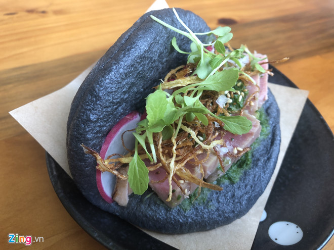 Bánh bao kẹp giá 70.000 đồng một chiếc hút khách-1