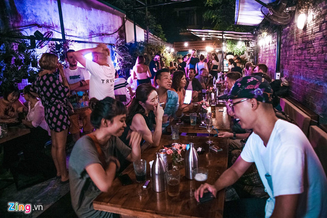 Bánh bao kẹp giá 70.000 đồng một chiếc hút khách-2