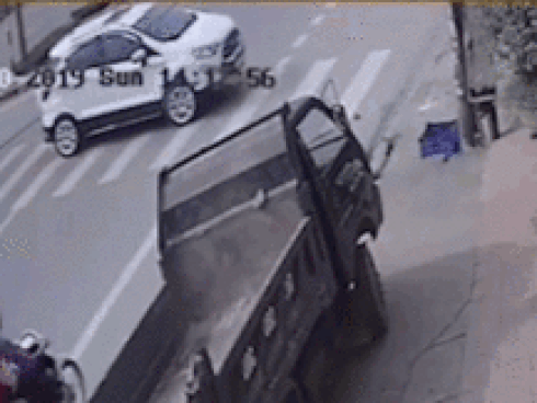 Học sinh kẹp 3 ‘vít ga’ tông trúng ô tô đang quay đầu