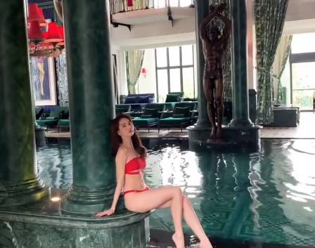 Sau khi bị soi nhược điểm cơ thể, Ngọc Trinh diện bikini catwalk giữa hành lang khách sạn chứng minh body không hề xuống cấp-1