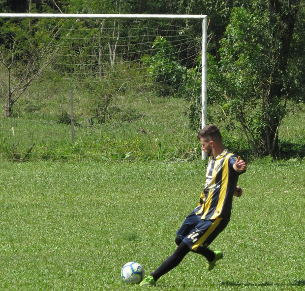 Kinh hoàng: Sét đánh khiến một cầu thủ tử nạn cùng hàng loạt CĐV nguy kịch-2