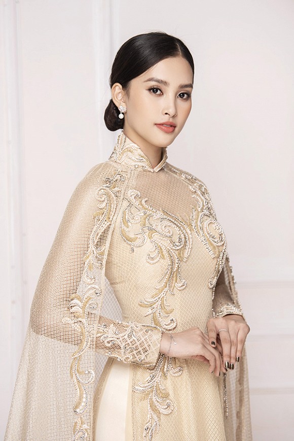 Hoa hậu Tiểu Vy diện áo dài trắng tinh khôi e ấp như ‘đoá hoa chớm xuân’-1