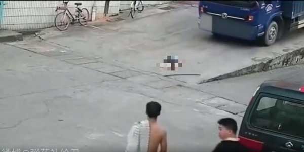 Đứa trẻ chết thảm dưới bánh xe tải, toàn bộ quá trình từ camera giám sát khiến mọi người ám ảnh nhưng dân mạng lại đồng cảm với tài xế-2