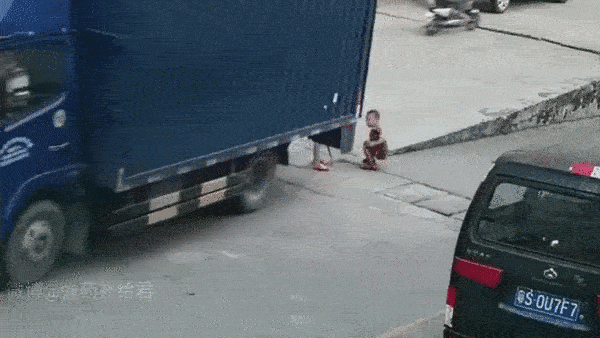 Đứa trẻ chết thảm dưới bánh xe tải, toàn bộ quá trình từ camera giám sát khiến mọi người ám ảnh nhưng dân mạng lại đồng cảm với tài xế-1