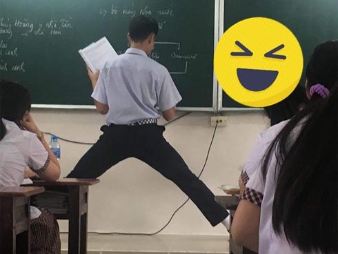Bật cười trước cách thả dáng khi làm bài tập trên bảng của học sinh, đôi khi