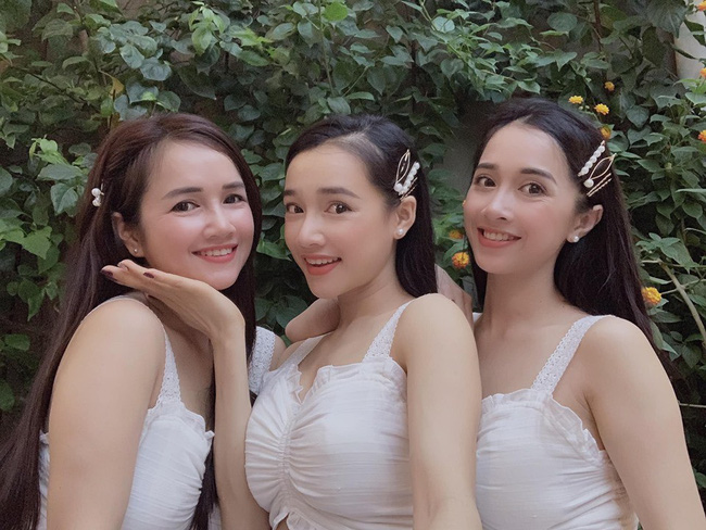 Chị em nhà Nhã Phương xinh đẹp vẹn toàn, chăm làm điệu và diện đồ giống nhau khi đứng chung 1 khung hình-1