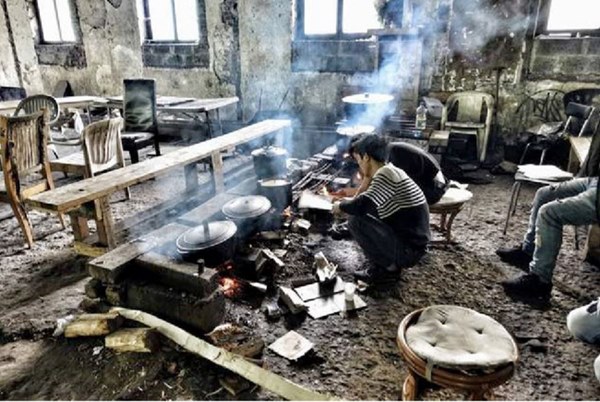 Bên trong Phố Việt Nam - trại dừng chân ở Pháp của người Việt chờ nhập cư trái phép vào Anh: Nơi sống tồi tàn, dù được cảnh báo nhưng chấp nhận dấn thân để đổi đời-4