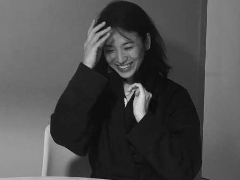 Song Hye Kyo bất ngờ lên sóng với mái tóc tém ngắn cũn, fans dụi mắt mãi mới nhận ra-12