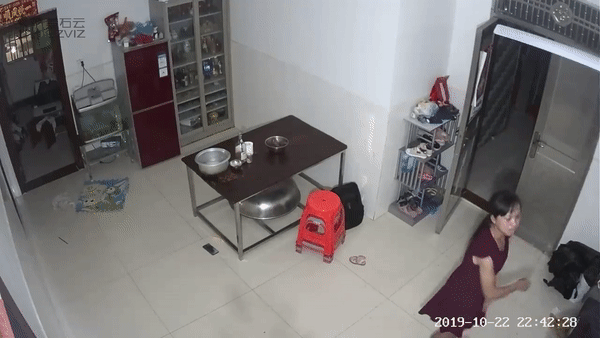 Mặc các con gào khóc van xin, người bố bạo lực vẫn đánh mẹ đến bất tỉnh-1