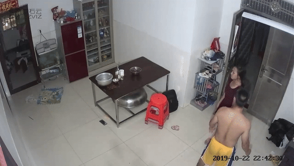 Mặc các con gào khóc van xin, người bố bạo lực vẫn đánh mẹ đến bất tỉnh-2