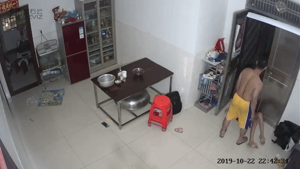 Mặc các con gào khóc van xin, người bố bạo lực vẫn đánh mẹ đến bất tỉnh-3