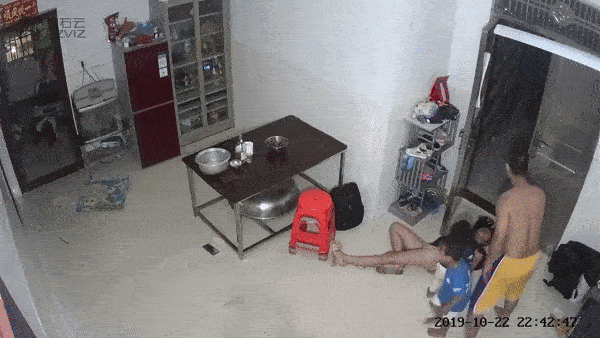 Mặc các con gào khóc van xin, người bố bạo lực vẫn đánh mẹ đến bất tỉnh-5