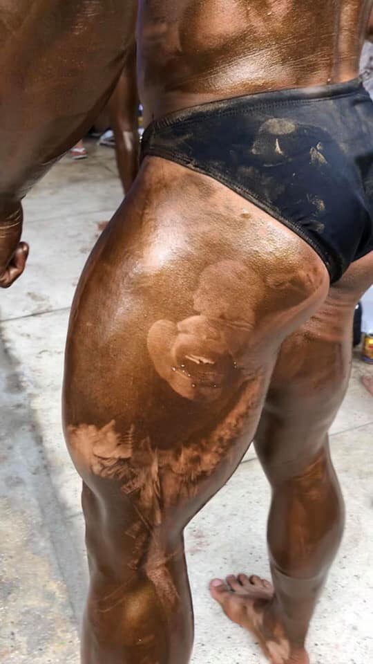 Hình ảnh hài hước nhất đầu tuần: Cậu bé khóc nức nở vì lỡ... in mặt lên người vận động viên thể hình-2