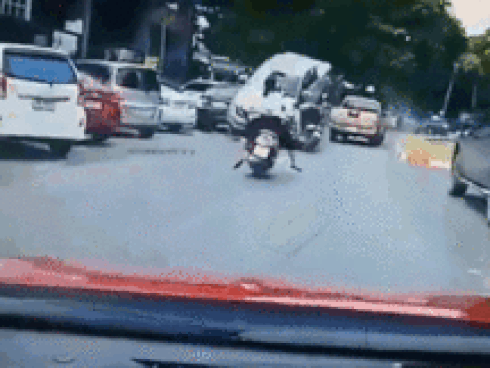 Xe bán tải mất lái lao thẳng vào trạm xăng-1