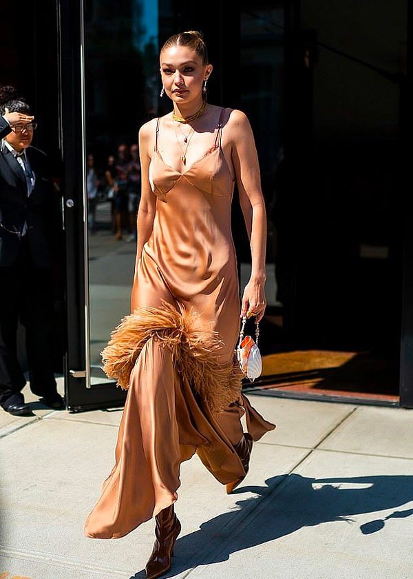 Hoa hậu Hương Giang và dàn mỹ nhân Việt bất ngờ hớ hênh điểm nhạy cảm vì váy lụa-10