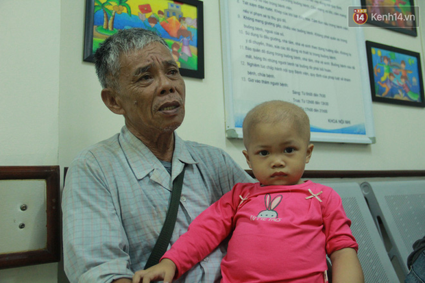 Xót lòng bé gái ung thư 3 tuổi đeo cặp sách lon ton trong bệnh viện: Ngày nào nó cũng đòi đi học-1