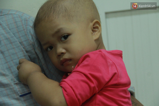 Xót lòng bé gái ung thư 3 tuổi đeo cặp sách lon ton trong bệnh viện: Ngày nào nó cũng đòi đi học-2