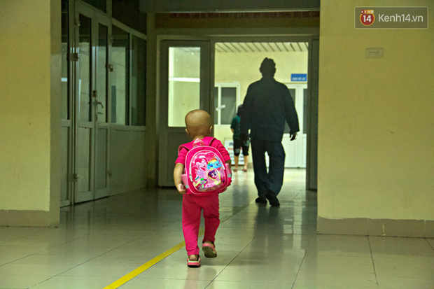 Xót lòng bé gái ung thư 3 tuổi đeo cặp sách lon ton trong bệnh viện: Ngày nào nó cũng đòi đi học-4