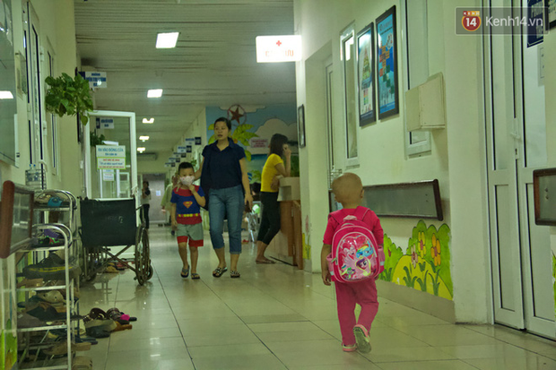 Xót lòng bé gái ung thư 3 tuổi đeo cặp sách lon ton trong bệnh viện: Ngày nào nó cũng đòi đi học-5