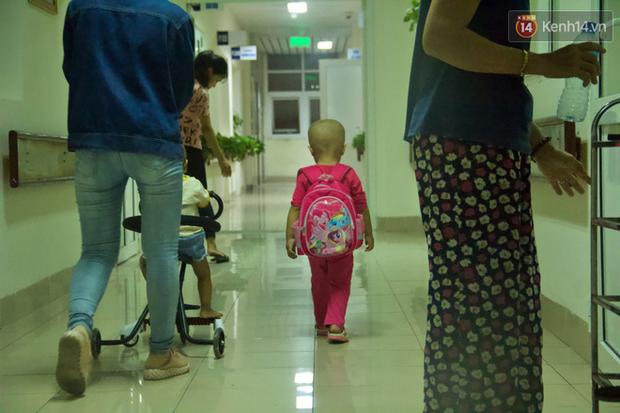 Xót lòng bé gái ung thư 3 tuổi đeo cặp sách lon ton trong bệnh viện: Ngày nào nó cũng đòi đi học-6