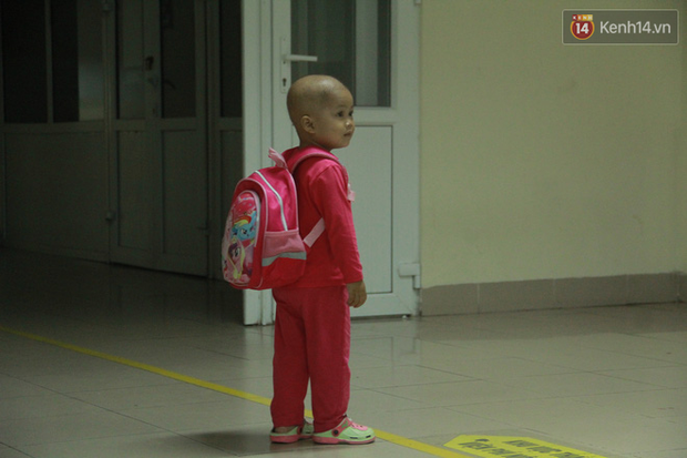 Xót lòng bé gái ung thư 3 tuổi đeo cặp sách lon ton trong bệnh viện: Ngày nào nó cũng đòi đi học-7