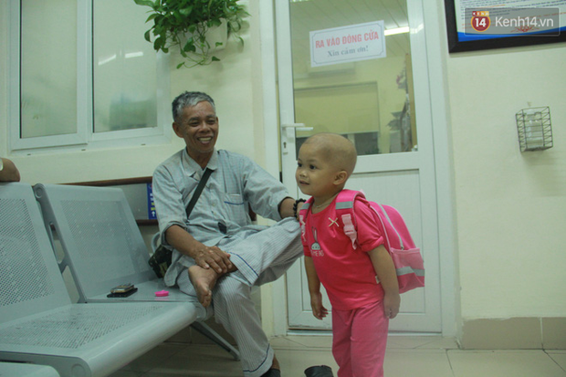 Xót lòng bé gái ung thư 3 tuổi đeo cặp sách lon ton trong bệnh viện: Ngày nào nó cũng đòi đi học-8