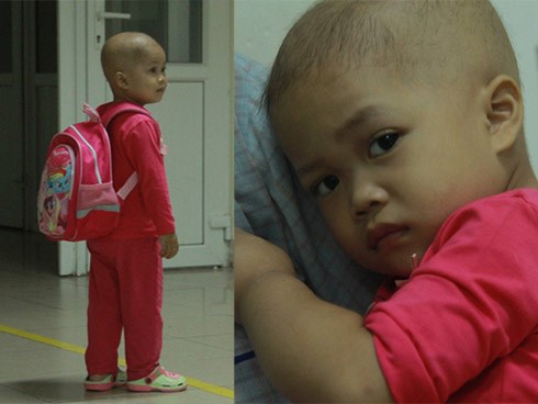 Xót lòng bé gái ung thư 3 tuổi đeo cặp sách lon ton trong bệnh viện: “Ngày nào nó cũng đòi đi học