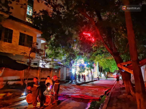 Giải cứu người đàn ông nằm vắt vẻo trên cây giữa đêm-1