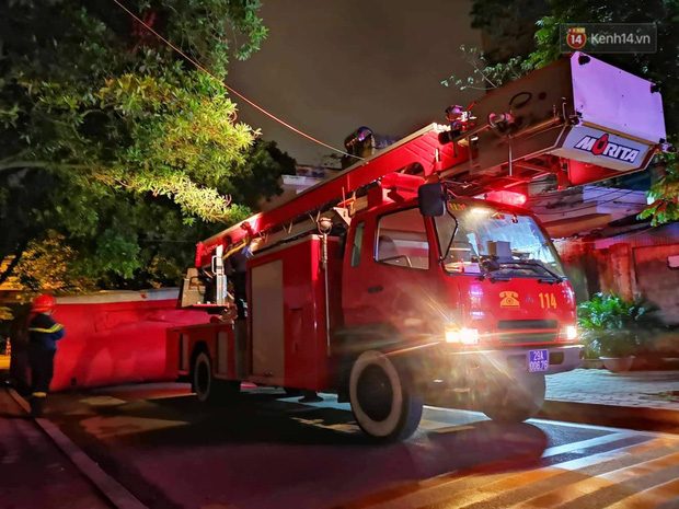 Giải cứu người đàn ông nằm vắt vẻo trên cây giữa đêm-5