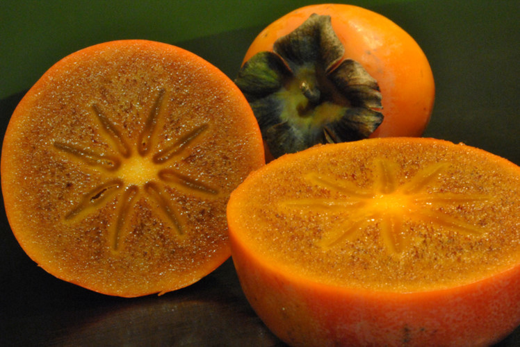 Hồng Nhật Bản về Việt Nam đội giá gấp 3, tới 200.000 đồng/quả vẫn đắt khách-1