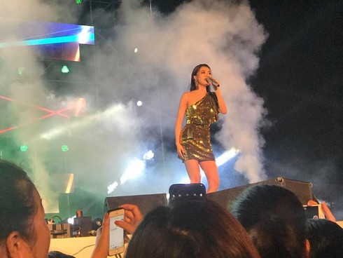 Khán giả xông lên sân khấu tìm con, đòi vàng, đánh cả sao Việt-1