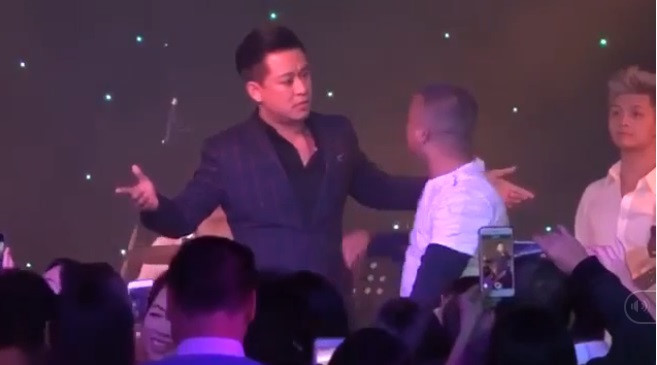 Khán giả xông lên sân khấu tìm con, đòi vàng, đánh cả sao Việt-2