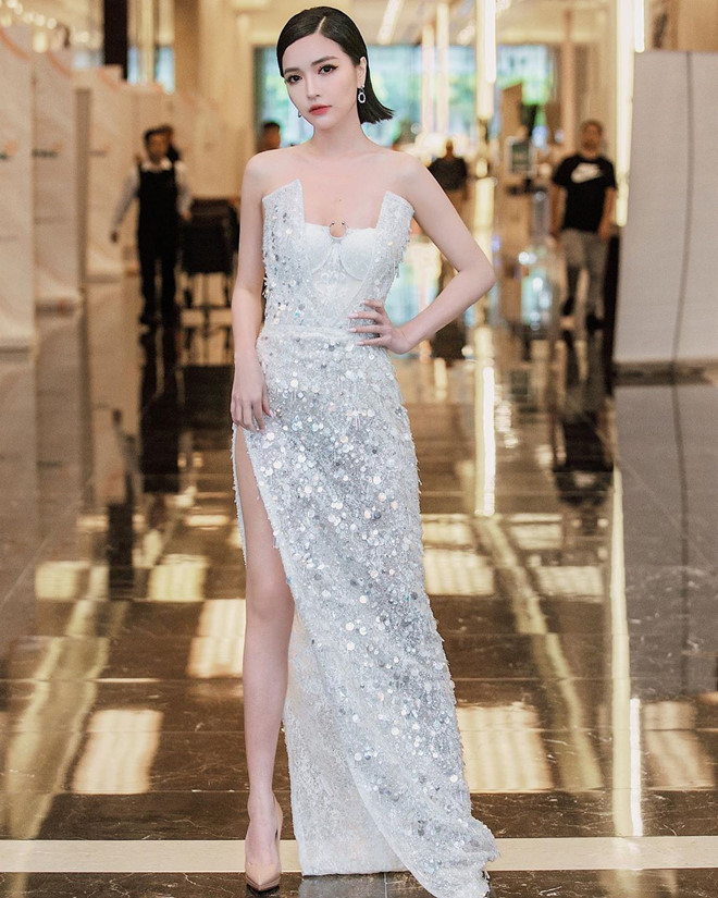 Bích Phương chuộng áo crop top, váy cúp ngực khoe đường cong cơ thể-10